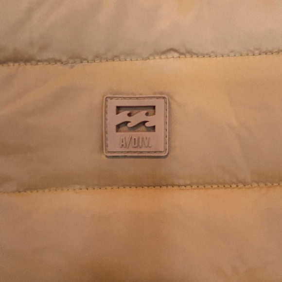 NWT Billabong Tan Puffer Jacket Medium - Picture 7 of 8